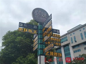 昆明路牌變廣告牌？市民游客齊呼“辣眼睛”，城市“門(mén)面”該治治了